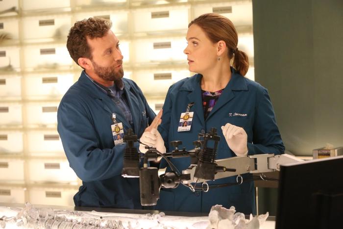 T.J. Thyne در صحنه سریال تلویزیونی استخوان ها به همراه Emily Deschanel