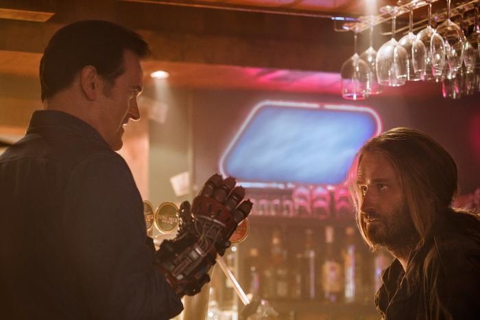 Peter Feeney در صحنه سریال تلویزیونی اش در برابر شیطان مرده به همراه بروس کمپبل