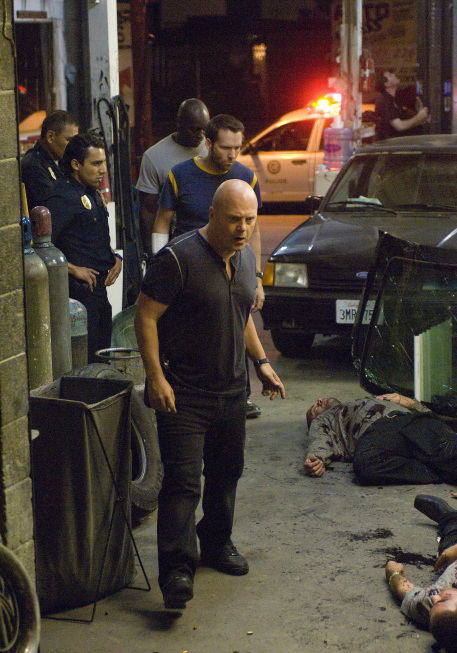 Michael Jace در صحنه سریال تلویزیونی شیلد به همراه Michael Chiklis و David Rees Snell