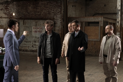 Ed Westwick در صحنه سریال تلویزیونی دختر شایعه ساز به همراه Chace Crawford و دزموند هرینگتون