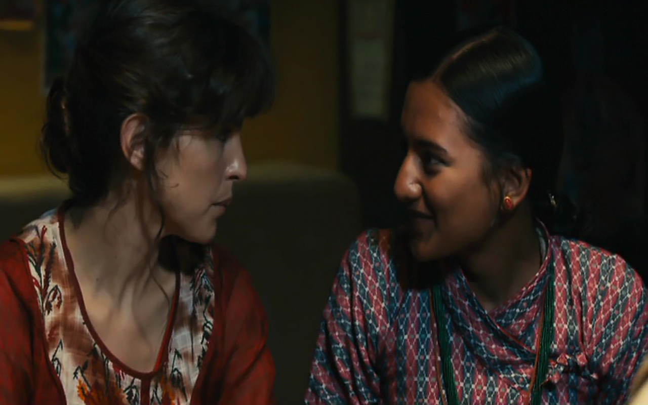 Verónica Echegui در صحنه فیلم سینمایی Katmandú, un espejo en el cielo به همراه Sumyata Bhattarai