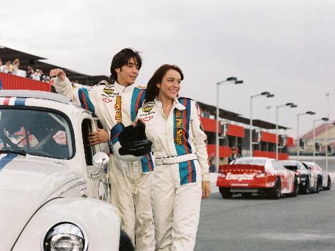 Herbie The Love Bug در صحنه فیلم سینمایی هربی پرواز میکند به همراه Lindsay Lohan