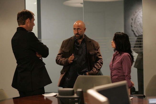 جانین گاروفالو در صحنه سریال تلویزیونی 24 به همراه Jeffrey Nordling و Carlo Rota