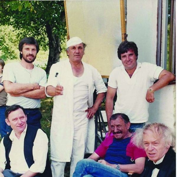 Nikola Simic در صحنه فیلم سینمایی Druga Zikina dinastija به همراه Velimir 'Bata' Zivojinovic، Petar Kralj و Dragomir 'Gidra' Bojanic