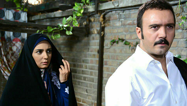 لیندا کیانی در صحنه سریال تلویزیونی پشت‌بام تهران به همراه کامبیز دیرباز