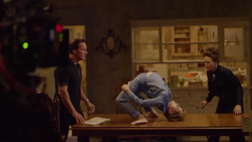 پاتریک ویلسون در صحنه فیلم سینمایی The Conjuring: The Devil Made Me Do It به همراه ویرا فارمیگا و Julian Hilliard