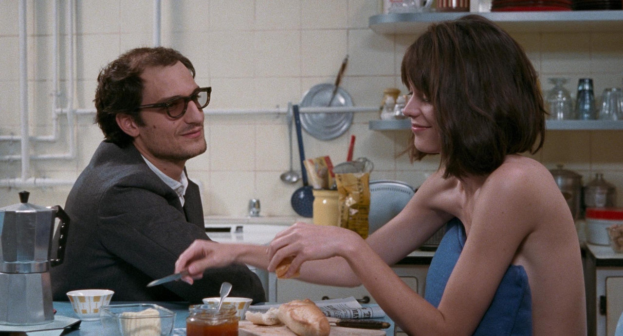 Louis Garrel در صحنه فیلم سینمایی گدار عشق من به همراه استیسی مارتین