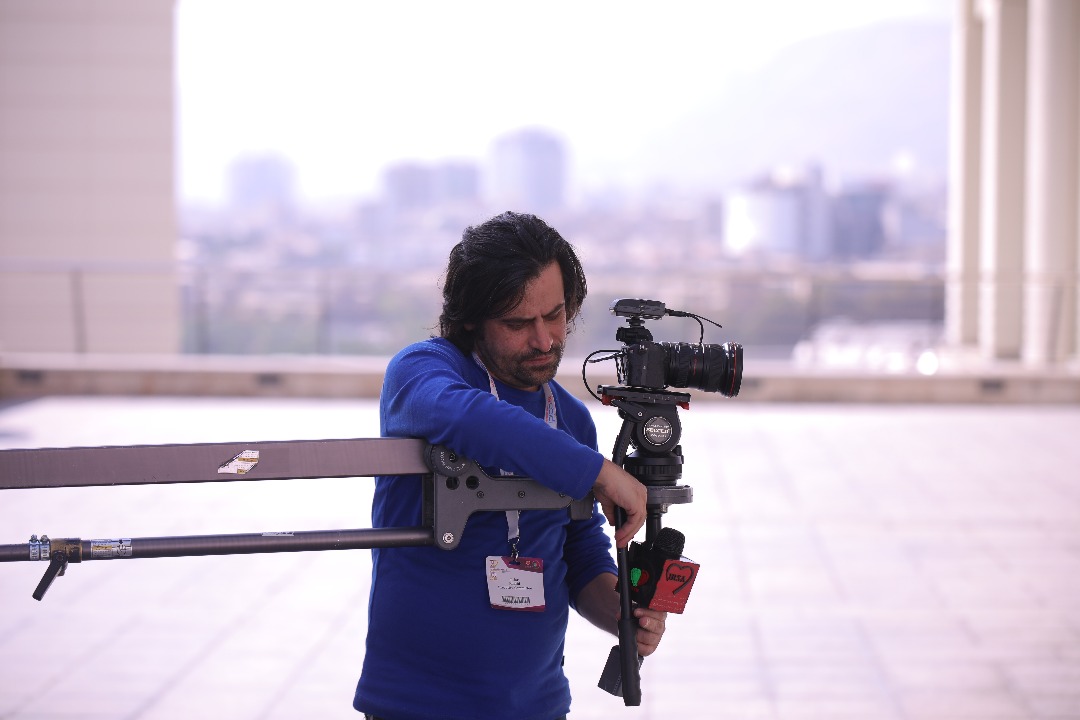 تصویری از جعفر رجبی، دستیار کارگردان و بازیگر سینما و تلویزیون در حال بازیگری سر صحنه یکی از آثارش