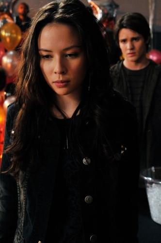 Malese Jow در صحنه سریال تلویزیونی خاطرات خون آشام به همراه Steven R. McQueen