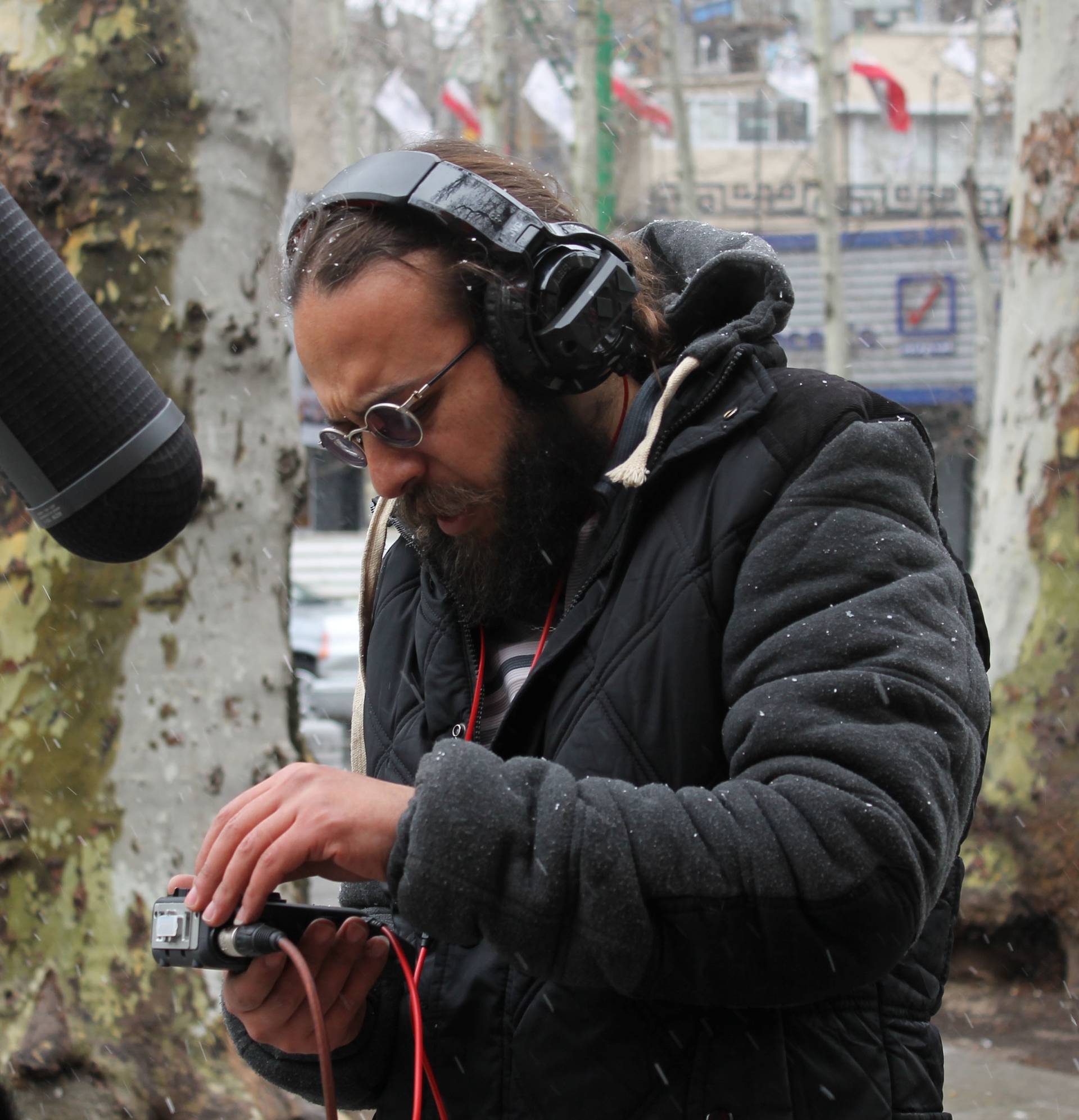 تصویری از بهادر فتاح طاری، عکاس و تدوینگر سینما و تلویزیون در حال بازیگری سر صحنه یکی از آثارش