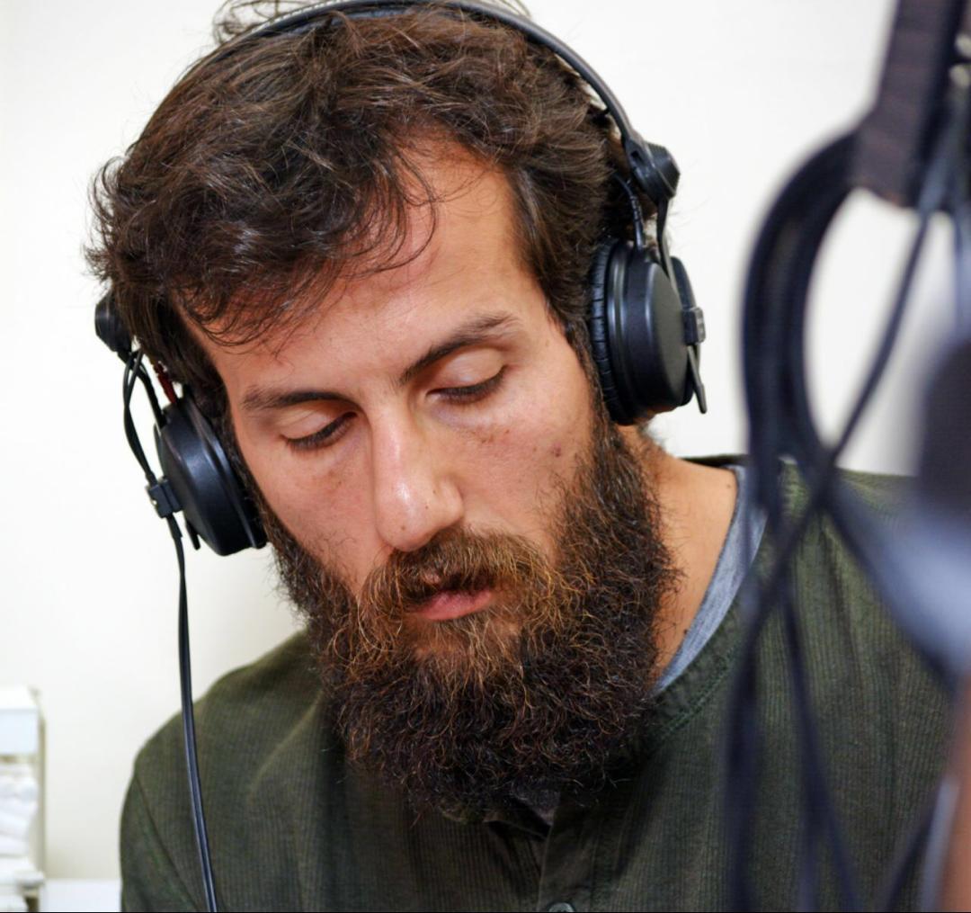 تصویری از امیر عاشق‌حسینی، صدابردار و دستیار صدابردار سینما و تلویزیون در حال بازیگری سر صحنه یکی از آثارش