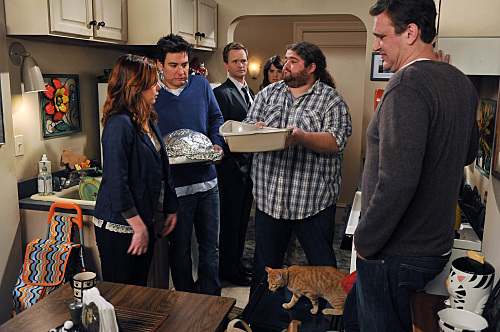Jorge Garcia در صحنه سریال تلویزیونی آشنایی با مادر به همراه Josh Radnor، Alyson Hannigan، نیل پاتریک هریس، کوبی اسمالدرز و Jason Segel