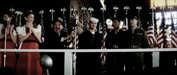 آدام بیچ در صحنه فیلم سینمایی پرچم پدران ما به همراه Jon Polito، جس بردفورد و Ryan Phillippe