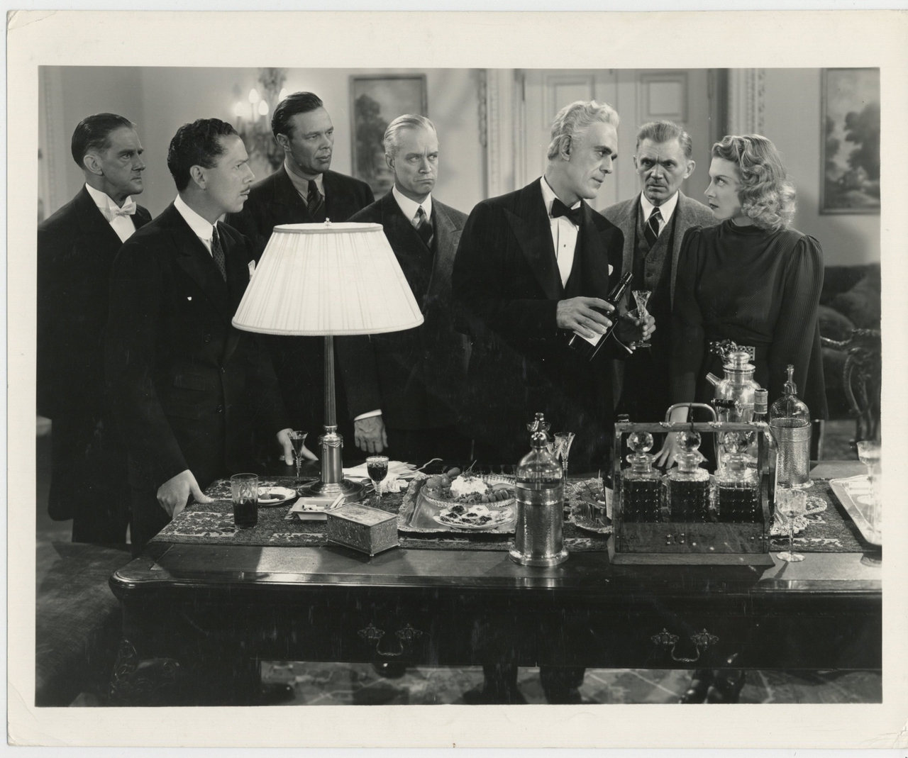 Boris Karloff در صحنه فیلم سینمایی The Man They Could Not Hang به همراه Cyril Thornton، Roger Pryor، Joe De Stefani، Ann Doran، Charles Trowbridge و Dick Curtis