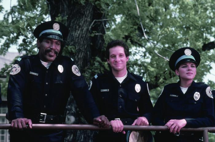 Steve Guttenberg در صحنه فیلم سینمایی دانشکده پلیس به همراه Bubba Smith و کیم کاترال