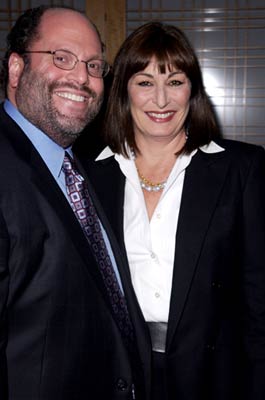 Anjelica Huston در صحنه فیلم سینمایی خانوادهٔ اشرافی تننبام