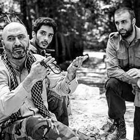 تصویری از پولاد کیمیایی، بازیگر و کارگردان سینما و تلویزیون در حال بازیگری سر صحنه یکی از آثارش