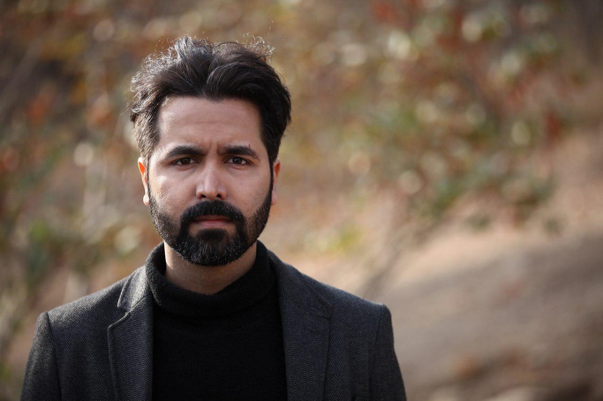 تصویری از بهروز محمدی، بازیگر و انتخاب بازیگر سینما و تلویزیون در حال بازیگری سر صحنه یکی از آثارش