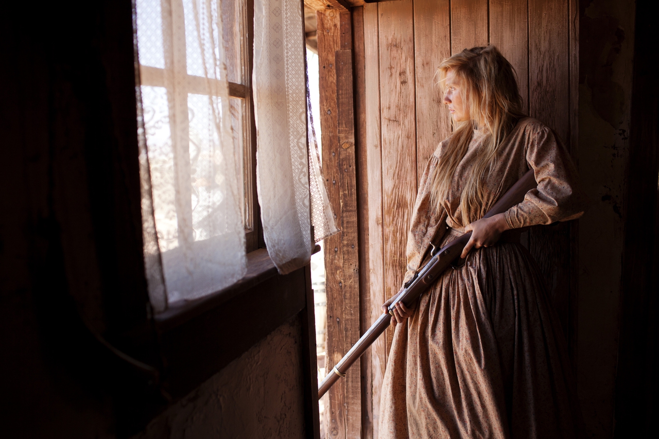 Clare Bowen در صحنه فیلم سینمایی Dead Man's Burden