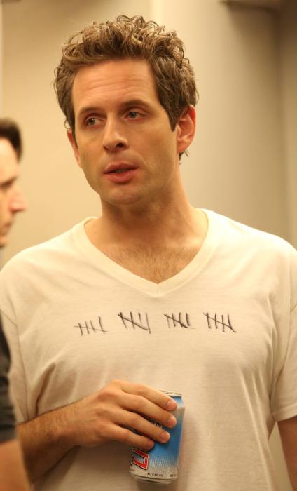 Glenn Howerton در صحنه سریال تلویزیونی فیلادلفیا همیشه آفتابی است