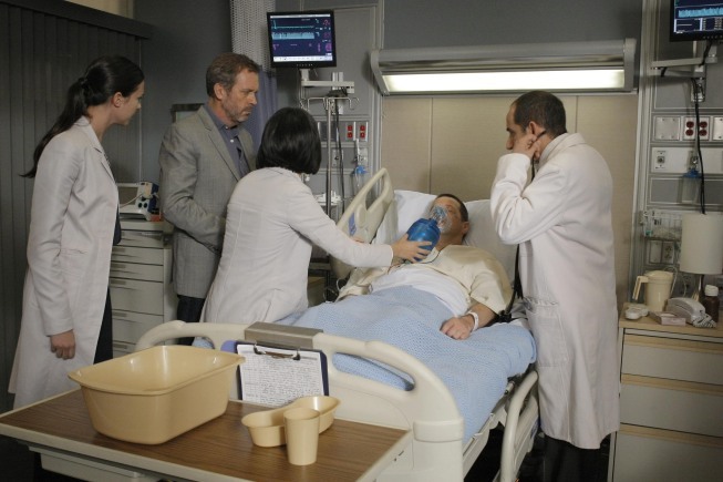 Odette Annable در صحنه سریال تلویزیونی دکتر هاوس به همراه Hugh Laurie، Charlyne Yi و Peter Jacobson