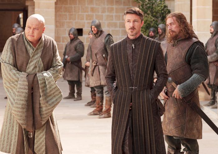 کنلت هیل در صحنه سریال تلویزیونی بازی تاج و تخت به همراه آیدان گیلن