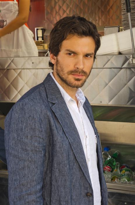 Santiago Cabrera در صحنه سریال تلویزیونی دکستر