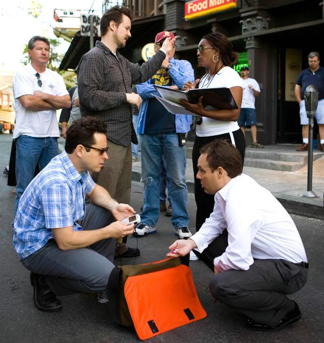 Matt Reeves در صحنه فیلم سینمایی کلاورفیلد به همراه جی. جی. آبرامز