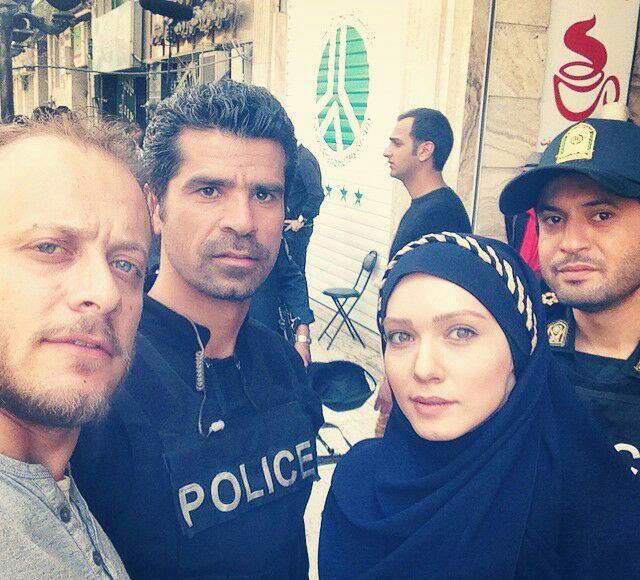 هادی ساعی در پشت صحنه سریال تلویزیونی آمین به همراه شهرزاد کمال‌زاده و روزبه معینی