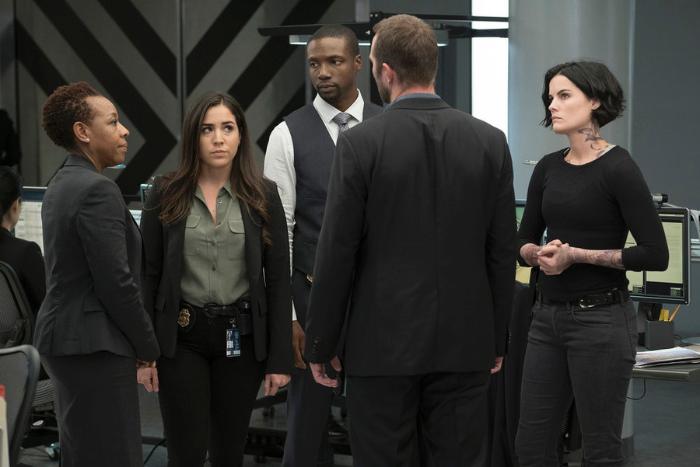 Audrey Esparza در صحنه سریال تلویزیونی نقطه کور به همراه Jaimie Alexander، Sullivan Stapleton، Rob Brown و Marianne Jean-Baptiste