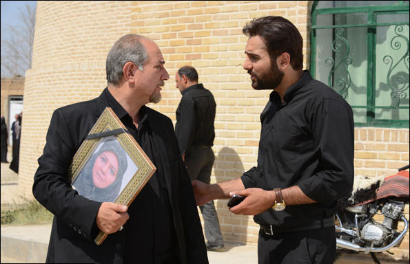 حامد کمیلی در صحنه سریال تلویزیونی پرده‌نشین به همراه آتیلا پسیانی
