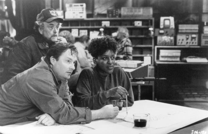 Stanley Anderson در صحنه فیلم سینمایی RoboCop 3 به همراه CCH Pounder و استیون روت
