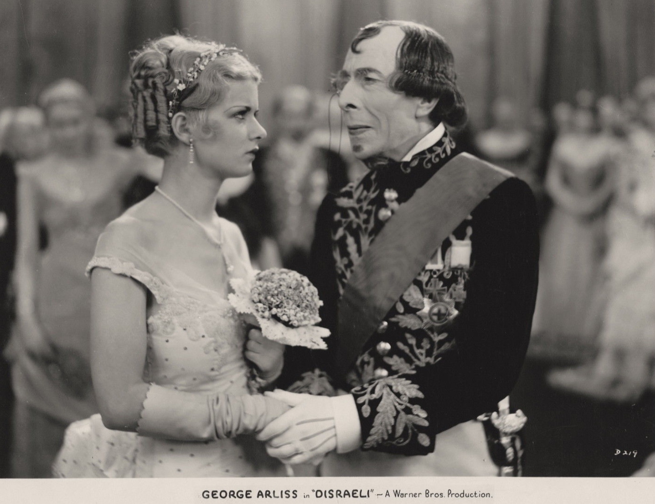 Joan Bennett در صحنه فیلم سینمایی Disraeli به همراه George Arliss