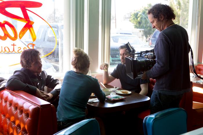 کوین کوریگان در صحنه فیلم سینمایی شوالیه جام ها به همراه Emmanuel Lubezki، ترزا پالمر و کریستین بیل