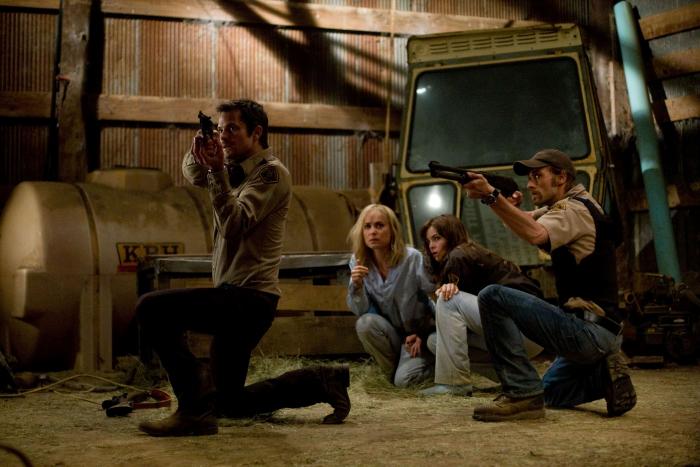 Joe Anderson در صحنه فیلم سینمایی دیوانگان به همراه دانیل پانابیکر، رادها میچل و تیموتی اولیفانت