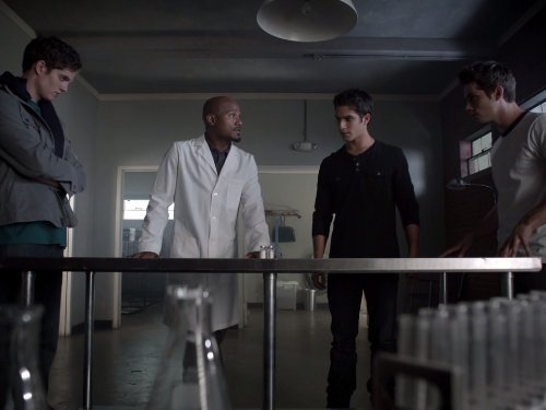 Seth Gilliam در صحنه سریال تلویزیونی گرگ نوجوان به همراه Daniel Sharman، Tyler Posey و Dylan O'Brien