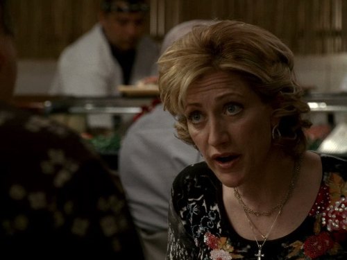 Edie Falco در صحنه سریال تلویزیونی سوپرانوز