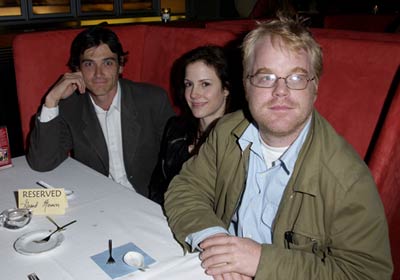 بیلی کروداپ در صحنه فیلم سینمایی جاده مالهالند به همراه فیلیپ سیمور هافمن و مری-لوئیز پارکر