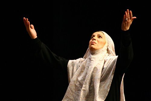 تصویری از عطیه غبیشاوی، بازیگر و مهمان سینما و تلویزیون در حال بازیگری سر صحنه یکی از آثارش