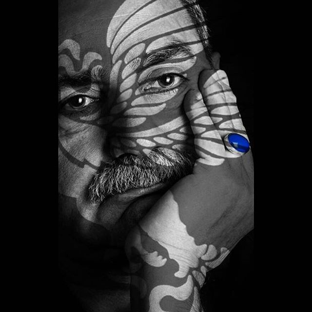 تصویری از پرویز پرستویی، بازیگر و تهیه کننده سینما و تلویزیون در حال بازیگری سر صحنه یکی از آثارش