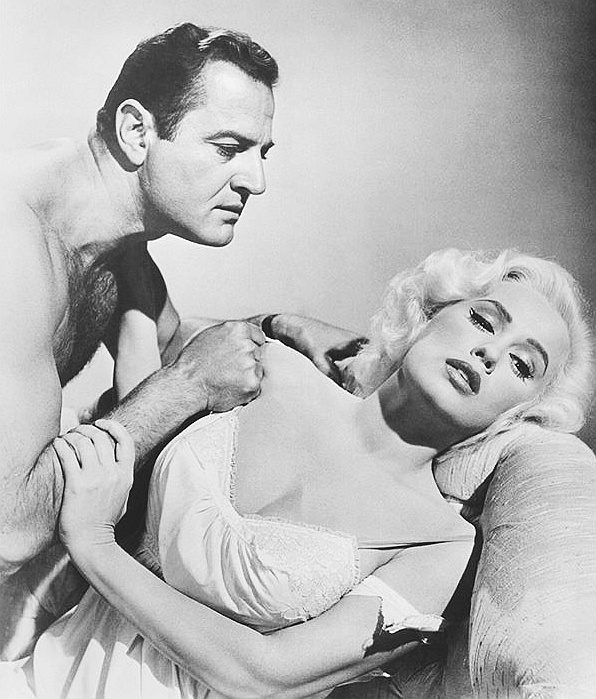 Mamie Van Doren در صحنه فیلم سینمایی Vice Raid به همراه Brad Dexter