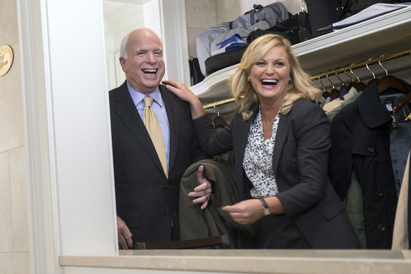 John McCain در صحنه سریال تلویزیونی پارک ها و تفریحات به همراه Amy Poehler