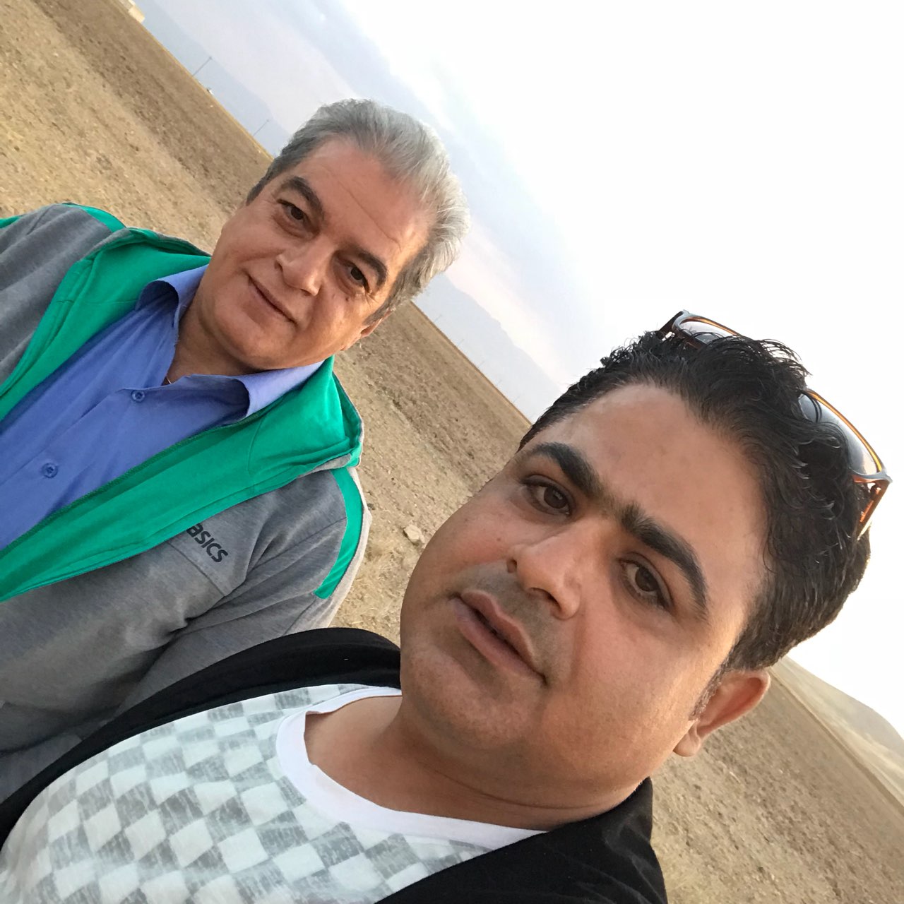 مرتضی کاظمی در پشت صحنه سریال تلویزیونی مس به همراه رامین الماسی