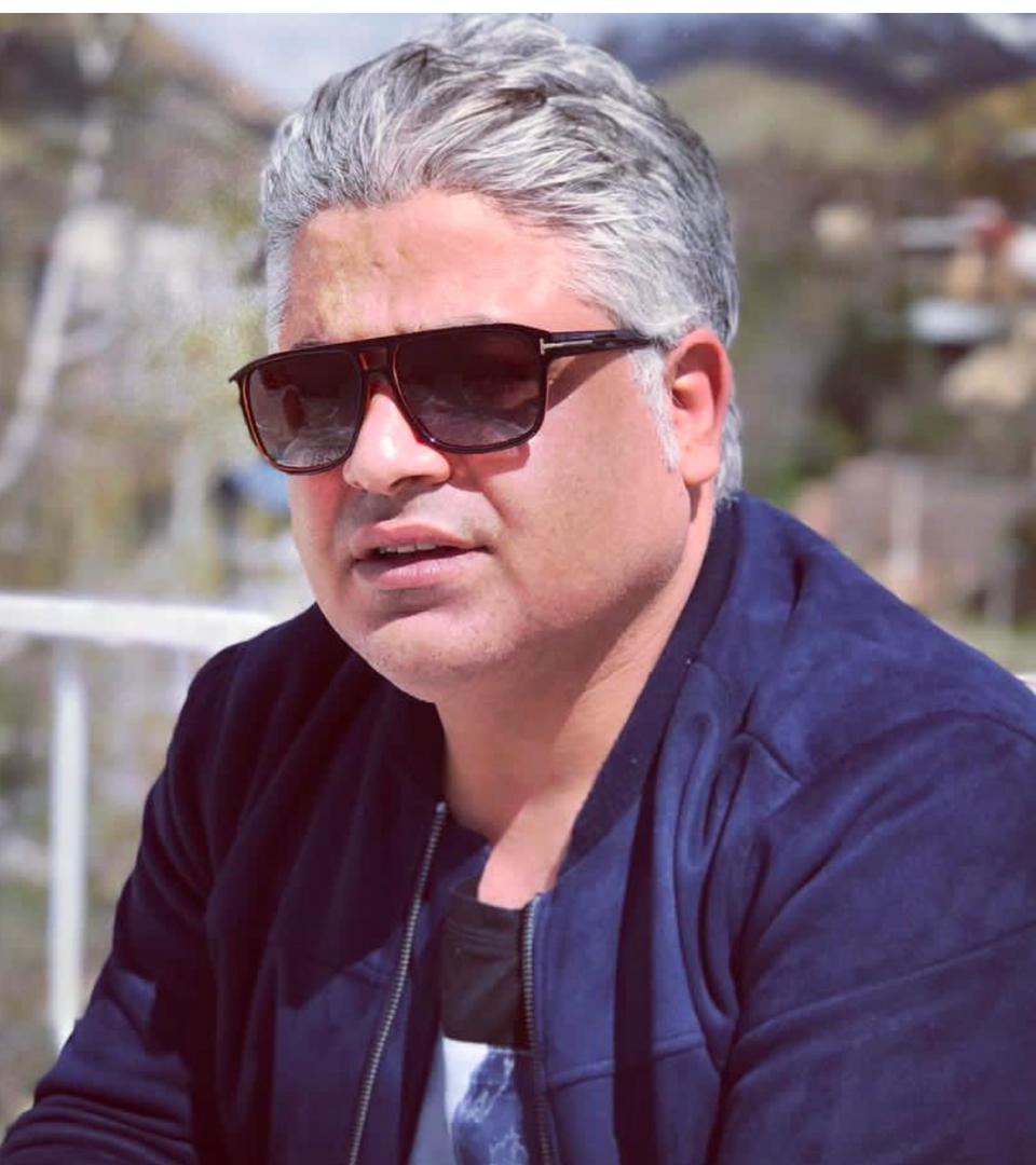 تصویری از رامین الماسی، بازیگر و مدیر تولید سینما و تلویزیون در پشت صحنه یکی از آثارش