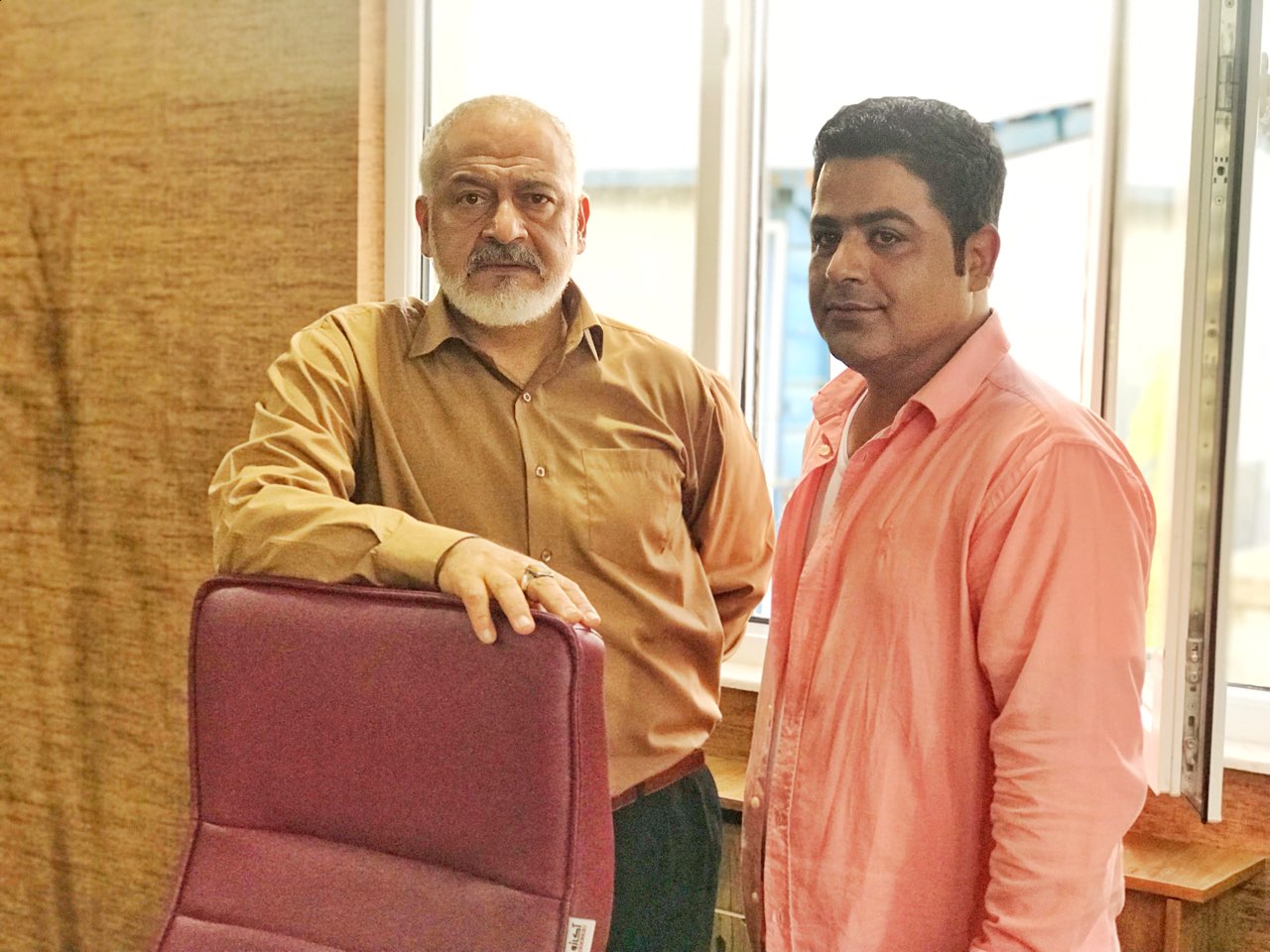 مجید مشیری در پشت صحنه سریال تلویزیونی مس به همراه رامین الماسی