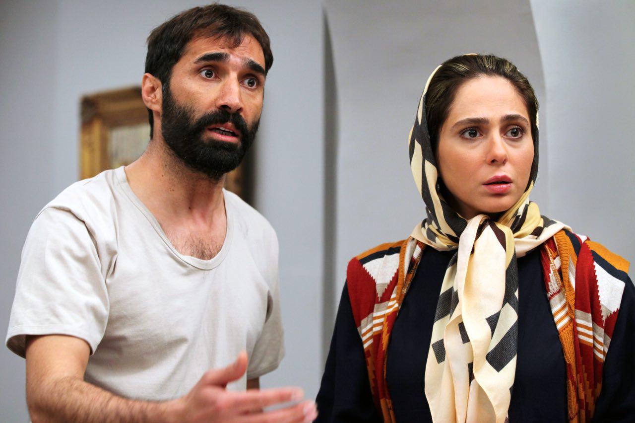هادی کاظمی در صحنه فیلم سینمایی به وقت خماری به همراه رعنا آزادی‌ور