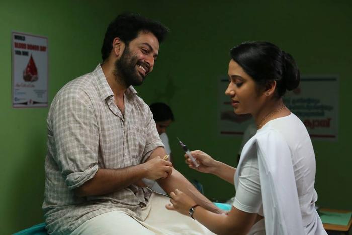 Prithviraj Sukumaran در صحنه فیلم سینمایی Paavada به همراه Mia George