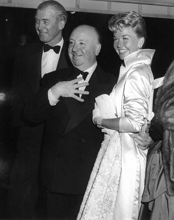 Doris Day در صحنه فیلم سینمایی مردی که زیاد می دانست به همراه آلفرد هیچکاک و جیمزاستوارت