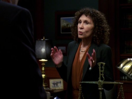 Rhea Perlman در صحنه سریال تلویزیونی قانون و نظم: واحد قربانیان ویژه