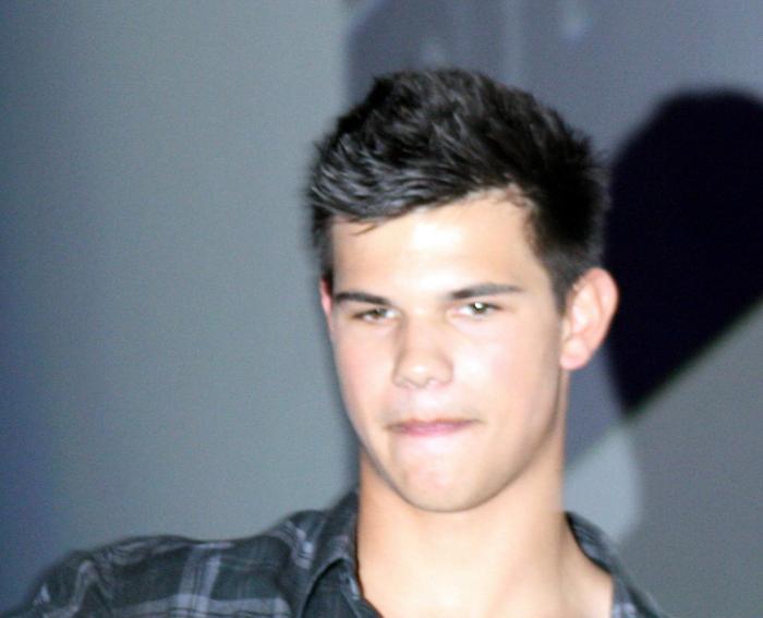 Taylor Lautner در صحنه فیلم سینمایی گرگ و میش: ماه نو